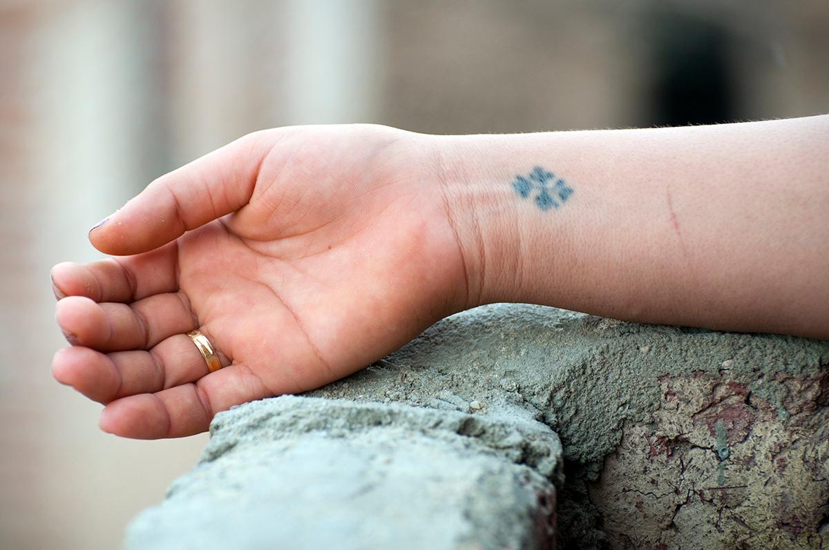 Koptikristityille tatuoidaan risti ranteeseen usein jo pikkulapsena.